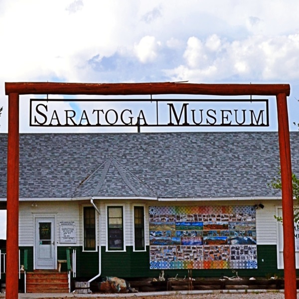 The Saratoga Museum offers exhibits on the history of the town and the surrounding area, including Native American artifacts, pioneer history, and the development of the region’s industries. 