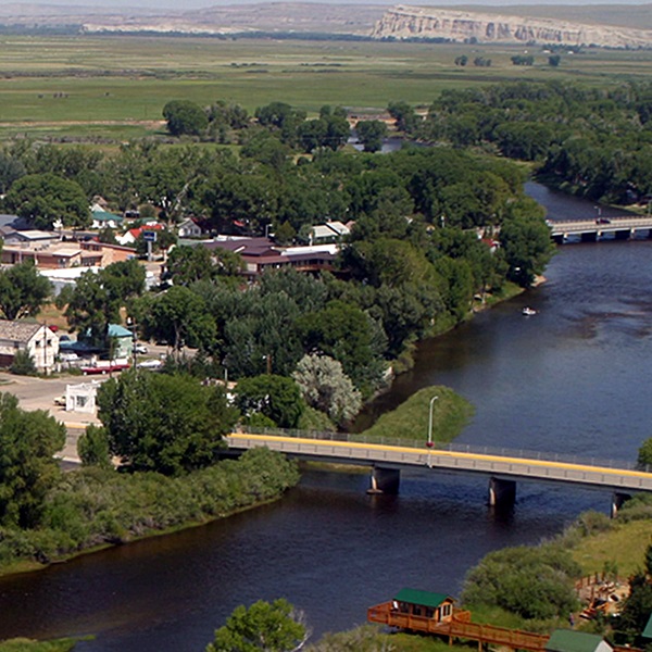 The North Platte River runs through Saratoga, offering excellent opportunities for trout fishing, kayaking, canoeing, and rafting. 