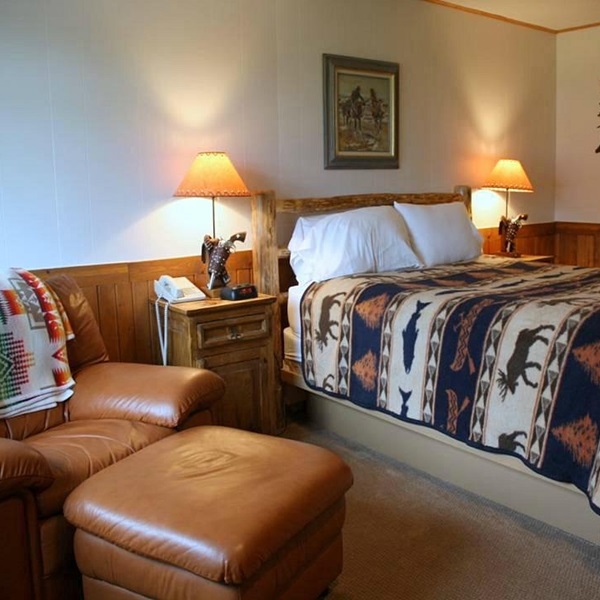 The resort offers a variety of lodging options, including cozy lodge rooms, suites, and private cabins. 