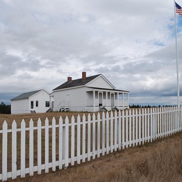 Visitors can explore the remains of the officers’ quarters, barracks, and parade ground. 