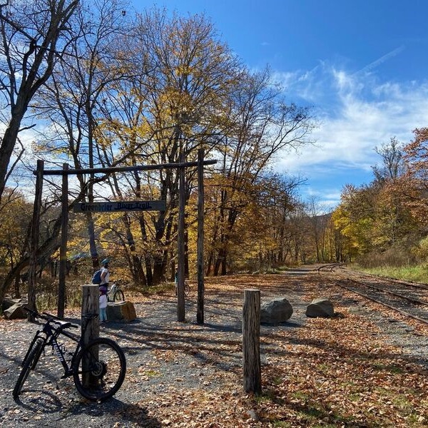 Along the route, cyclists will find 16 primitive campsites, several with three-sided shelters, and numerous picnic tables. The trail offers a gentle 1% average grade, making it accessible for cyclists of all skill levels. 