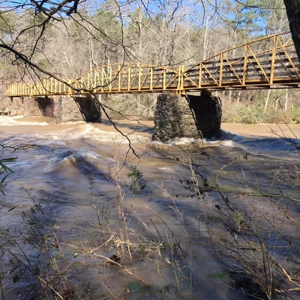 A pedestrian footbridge allows visitors to access both sides of the falls. 
