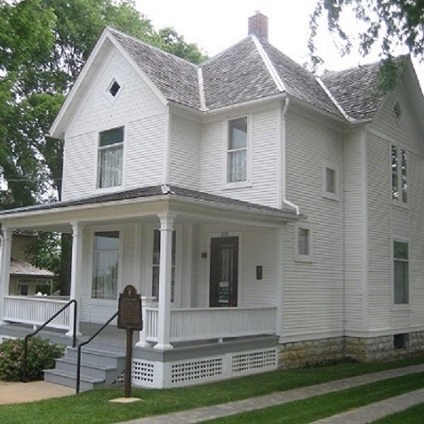 The boyhood home of Ronald Reagan is now a museum. 