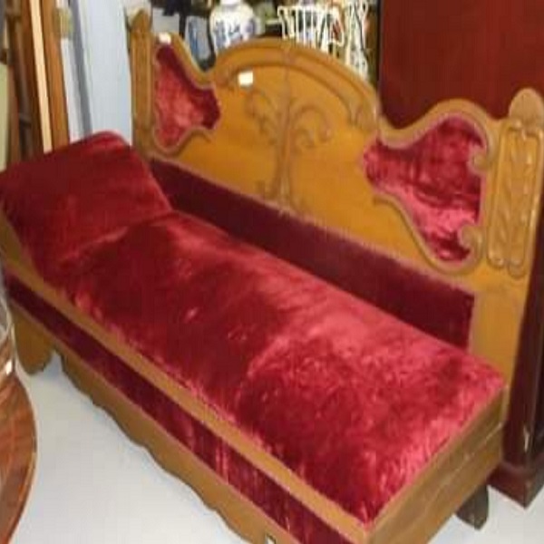 A Lewis Buckner Fainting Couch. 