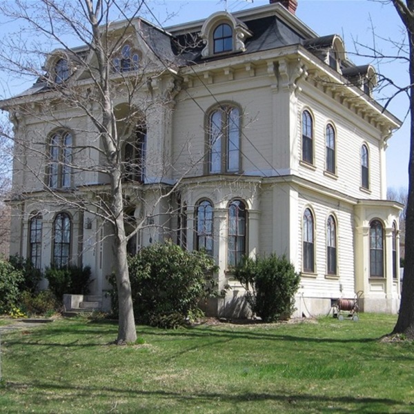 Plainfield has a long history of attracting artists and writers. The town boasts several art galleries, studios, and museums. 