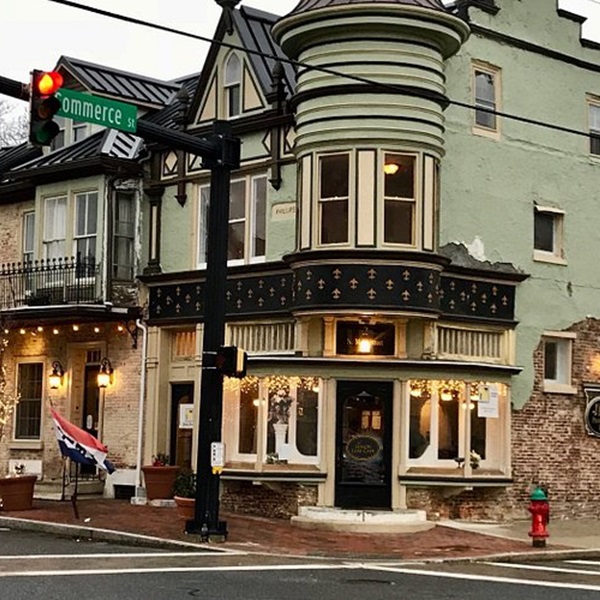 Smyrna’s tree-lined streets are also lined with restored Victorian-era buildings that now house quaint shops, art galleries, and delicious restaurants. 
