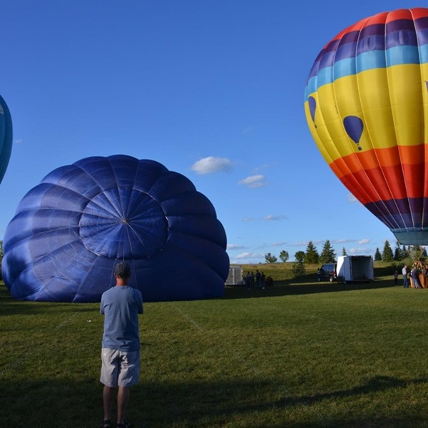 The center offers educational programs and workshops on the history, science, and technology of hot air balloons. 