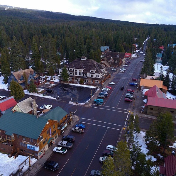 The camp has a charming mix of lodging options, from rustic to luxurious, as well as quaint dining and shopping choices along its black-iron, art-lined street. 