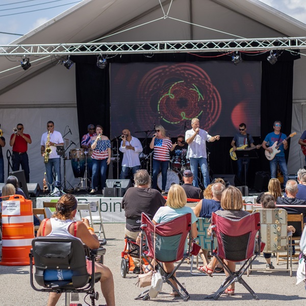 Throughout the festival, attendees can enjoy live music performances by local bands and musicians. 