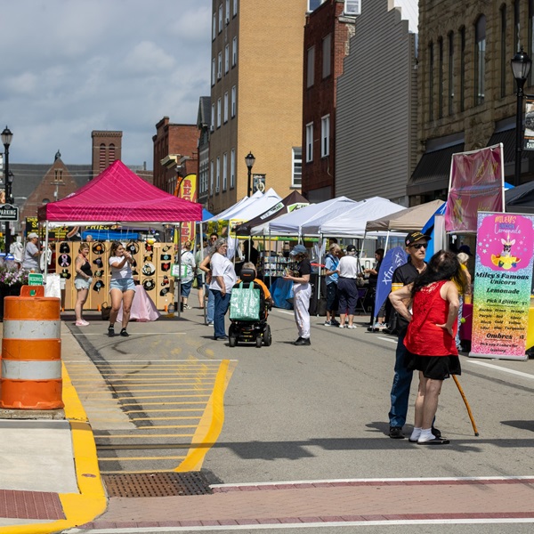 The Banana Split Festival features a variety of arts and crafts vendors selling handmade goods, artwork, and souvenirs. 