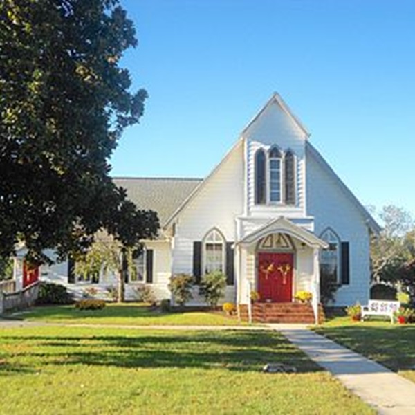 Visitors can explore the town's historic architecture and the downtown area features many well-preserved buildings dating back to the 19th century. 