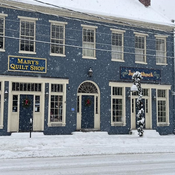 The district features a variety of architectural styles, including Colonial, Federal, and Victorian, and visitors can admire log cabins, stone houses, and brick structures. 