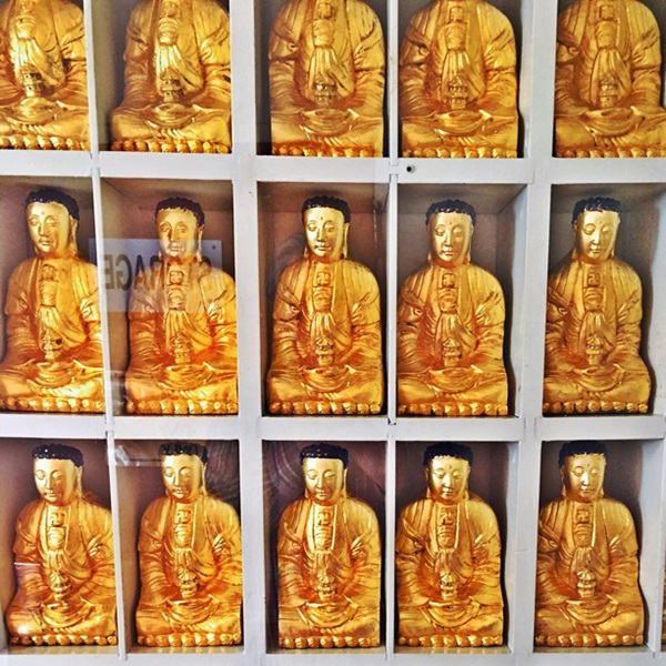 The jewel of the complex is the Jeweled Hall of Ten Thousand Buddhas, featuring thousands of small golden Buddha statues lining the walls. 