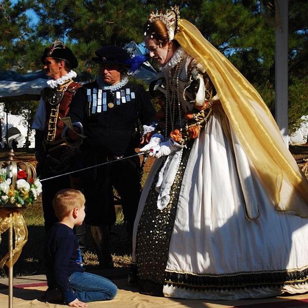 Visitors to the Louisiana Renaissance Festival can participate in costume contests, dance workshops, historical lectures, and storytelling sessions led by knowledgeable performers. 