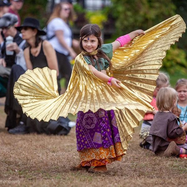 The festival offers a wide range of family-friendly activities and attractions, including puppet shows, magic acts, petting zoos, and hands-on crafts, and kids can participate in activities like costume contests. 
