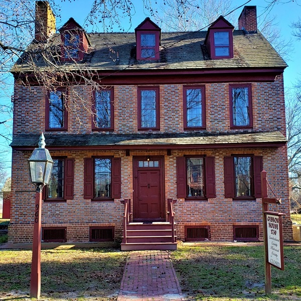 Known for its well-preserved colonial architecture, Greenwich offers a glimpse into 18th and 19th-century American life with its historic homes and buildings. 