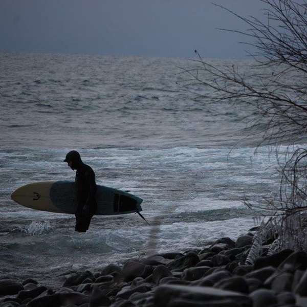The water temperature at Stony Point is cold year-round, ranging from the mid-30s to low-50s Fahrenheit, requiring a thick wetsuit, along with booties, gloves, and a hood. 