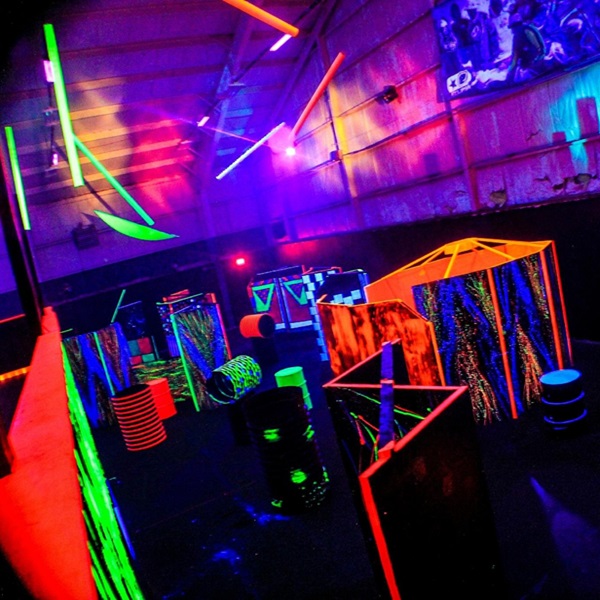 Warzone Paintball & Airsoft Park offers customizable group packages for birthday parties, corporate events, and team-building activities, making it a popular choice for group outings. 