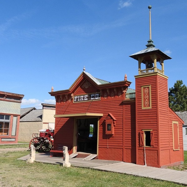 With its authentic buildings, exhibits, and living history demonstrations, the town provides a fascinating glimpse into life on the American frontier. 